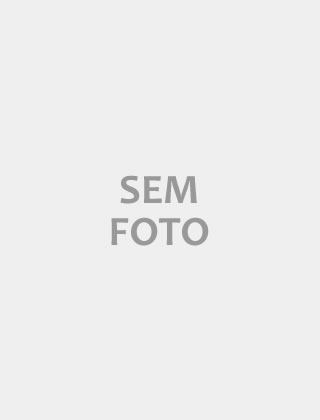 Loira gostosa peituda se masturbando e tirando a roupa na sala de casa